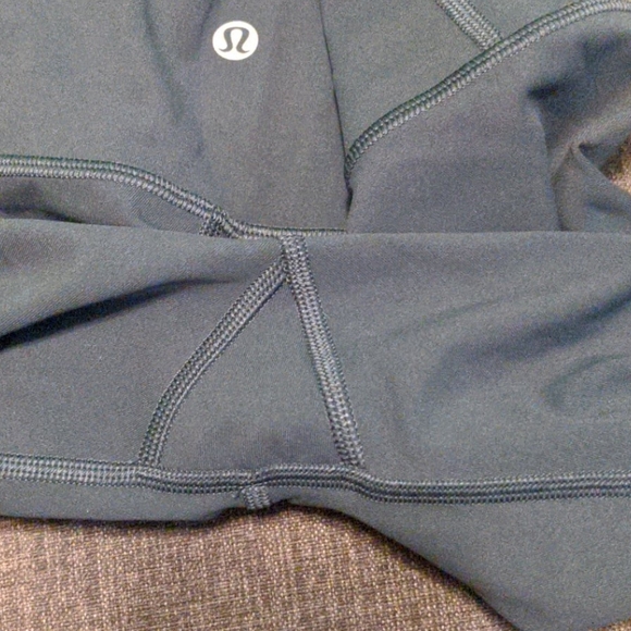 Lululemon Green capri SZ 6 - Picture 3 of 5